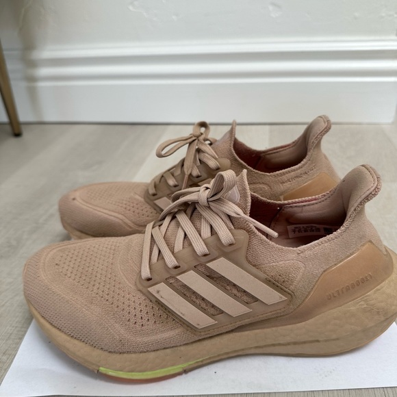 Adidas Ultra Boost - Picture 1 of 3